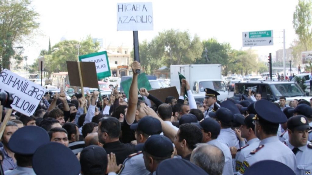 Təhsil-Nazirliyi-qarşısında-hicaba-azadlıq-aksiyası