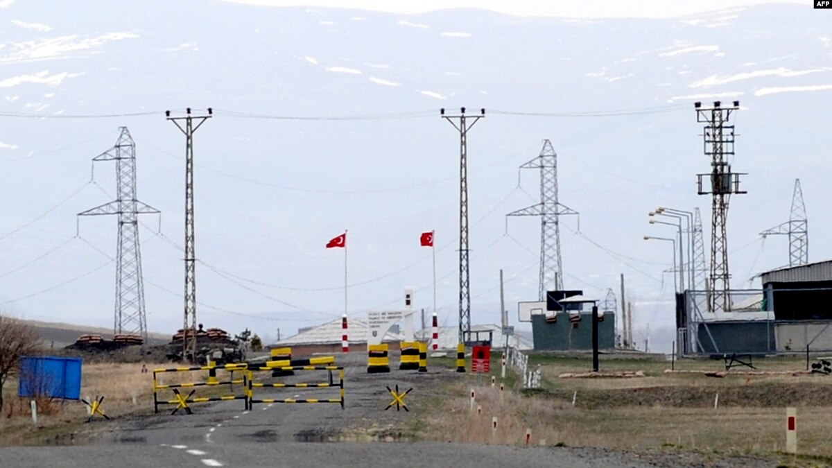 AA2DA90D 3A05 45B2 8E53 98EE1B591F5B cx0 cy7 cw0 w1597 n r1 st s