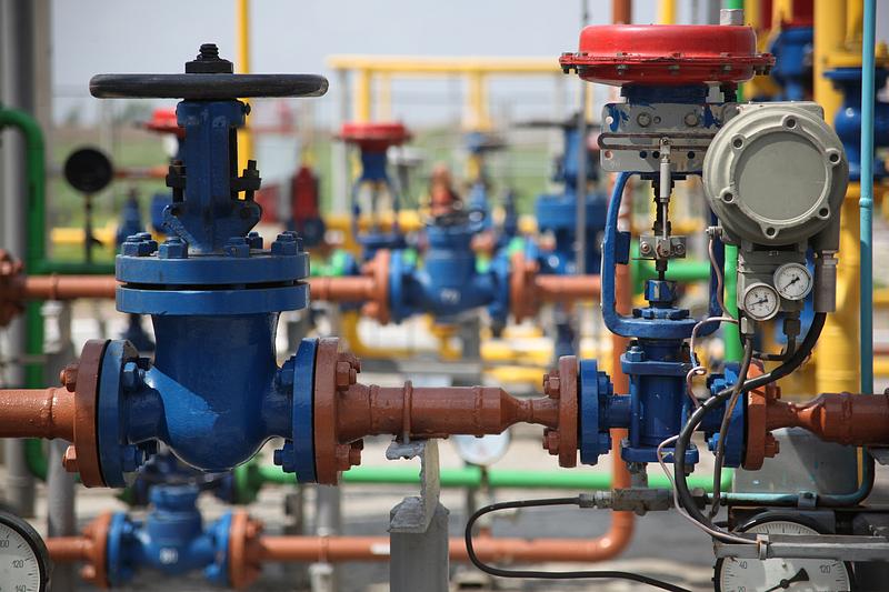 Gas pipes refinery by oleg gerasymenkodreamstime.com