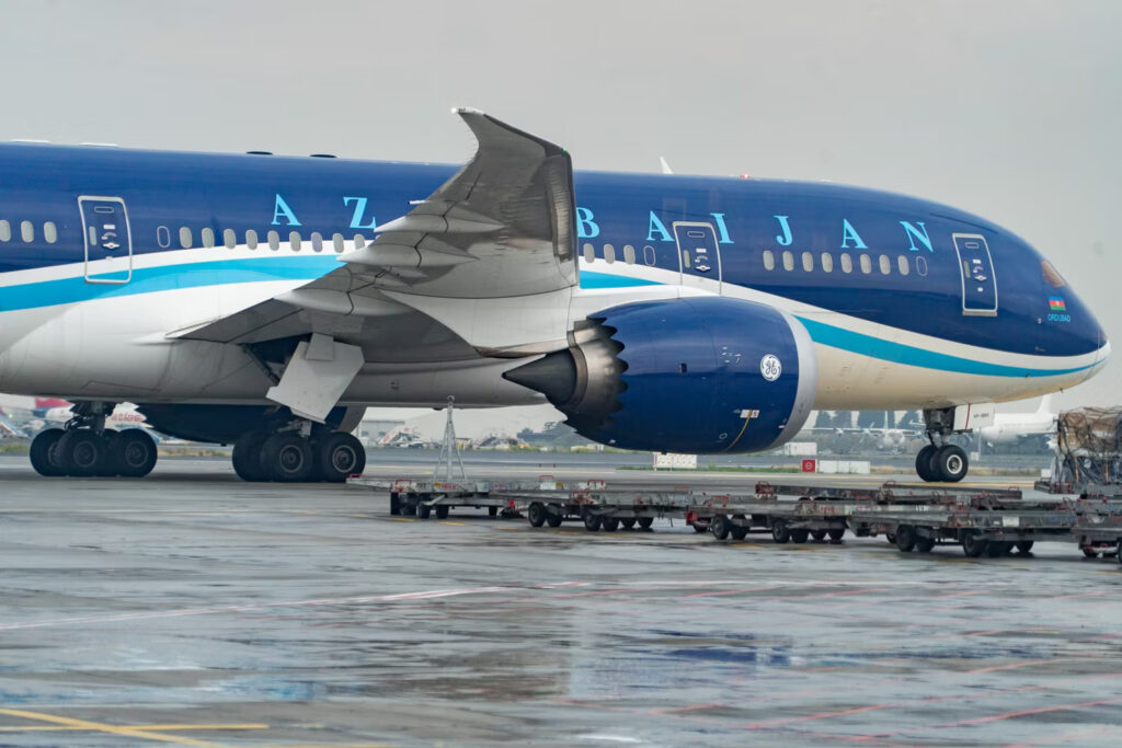 azal-azerbaijan-airlines-boeing-787-8-dreamliner-vp-bbs-at-ist