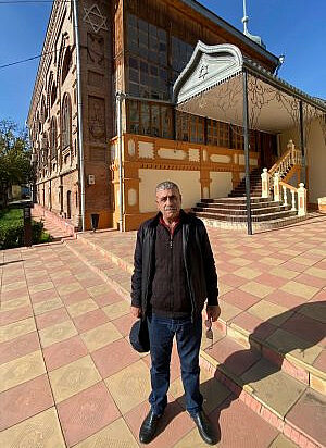 Anatoliy-Manashirov-outside-the-Six-Dome-Synagogue-Red-Village-Photo-by-Robert-Sarner-1-300x480