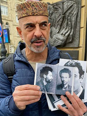 Fuad-Akhundov-during-his-historical-walking-tour-of-Bajku-Photo-by-Robert-Sarner-300x480
