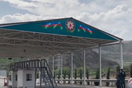 1b5f9977 73f7 3835 803f f9916f6b39de