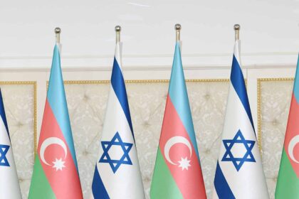 Flaggen von Israel und Aserbaidschan bei Netanjahus Staatsbesuch