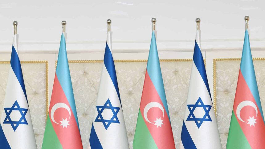 Flaggen von Israel und Aserbaidschan bei Netanjahus Staatsbesuch
