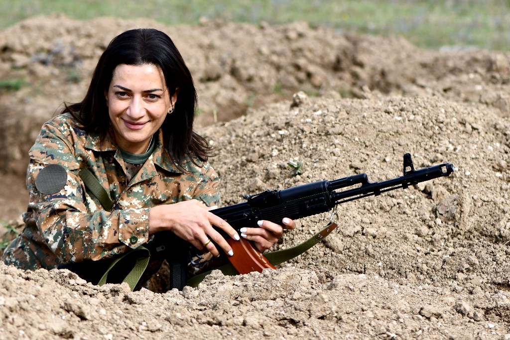 Anna Hakobyan gun 04 09