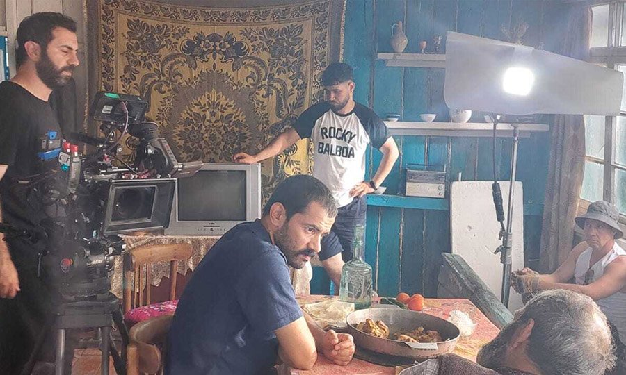 On the set of the film Monologue of a Lonely Man.