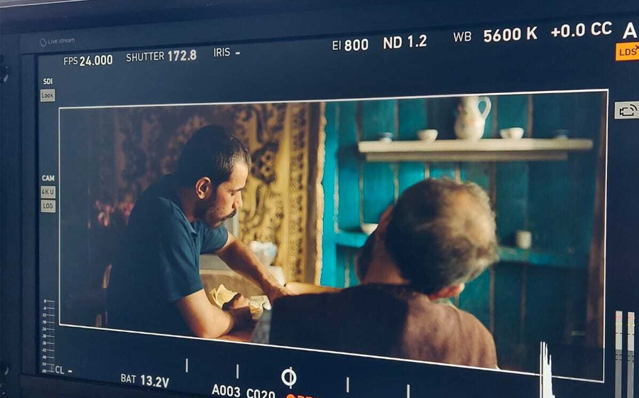 On the set of the film Monologue of a Lonely Man.