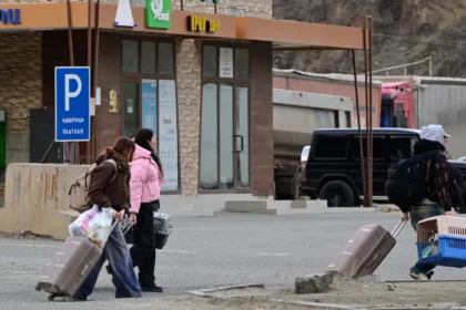 EyJrZXkiOiJpbWFnZXMvaXJhbi1yZWZ1Z2Vlcy1hcm1lbmlhLTIwMjYtR2V0dHlJbWFnZXMtMjI2NDkzMjMxNGVkaXRlZC5qcGcifQ==